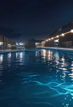 星空に溶ける夜のプール