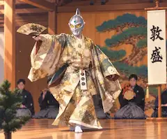 間違ってウルトラセブンのお面を付けた能演者