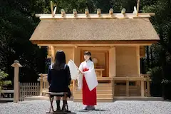 神明造神殿前御祈祷シーン