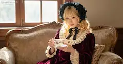 琥珀色の昼下がり。クラシカルな洋館で佇む、ボルドーベロアを纏ったAIロリィタ美少女