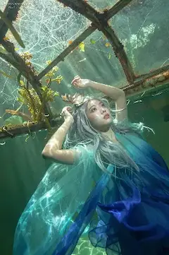 水底に沈む温室で、静かに呼吸する幻想の姿。