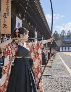 弓道を披露する女性