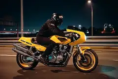 夜のハイウェイを走る黄色いバイク