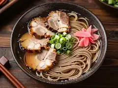 麵の色ォ！古い木の食卓で味わうソーキ蕎麦のぬくもり