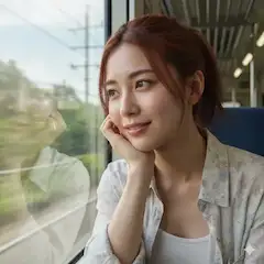 電車窓辺の微笑み、旅の予感