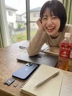 宿題が終わらない弟を茶化す姉