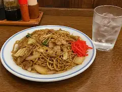 焼きそばと氷水が待つ、町の食堂