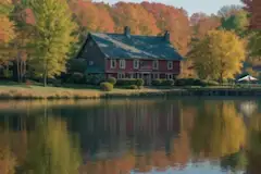 秋の湖畔の宿