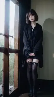 窓辺に佇む影の少女